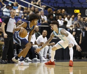 季前赛-三球23+8布里奇斯29+10 黄蜂大胜灰熊